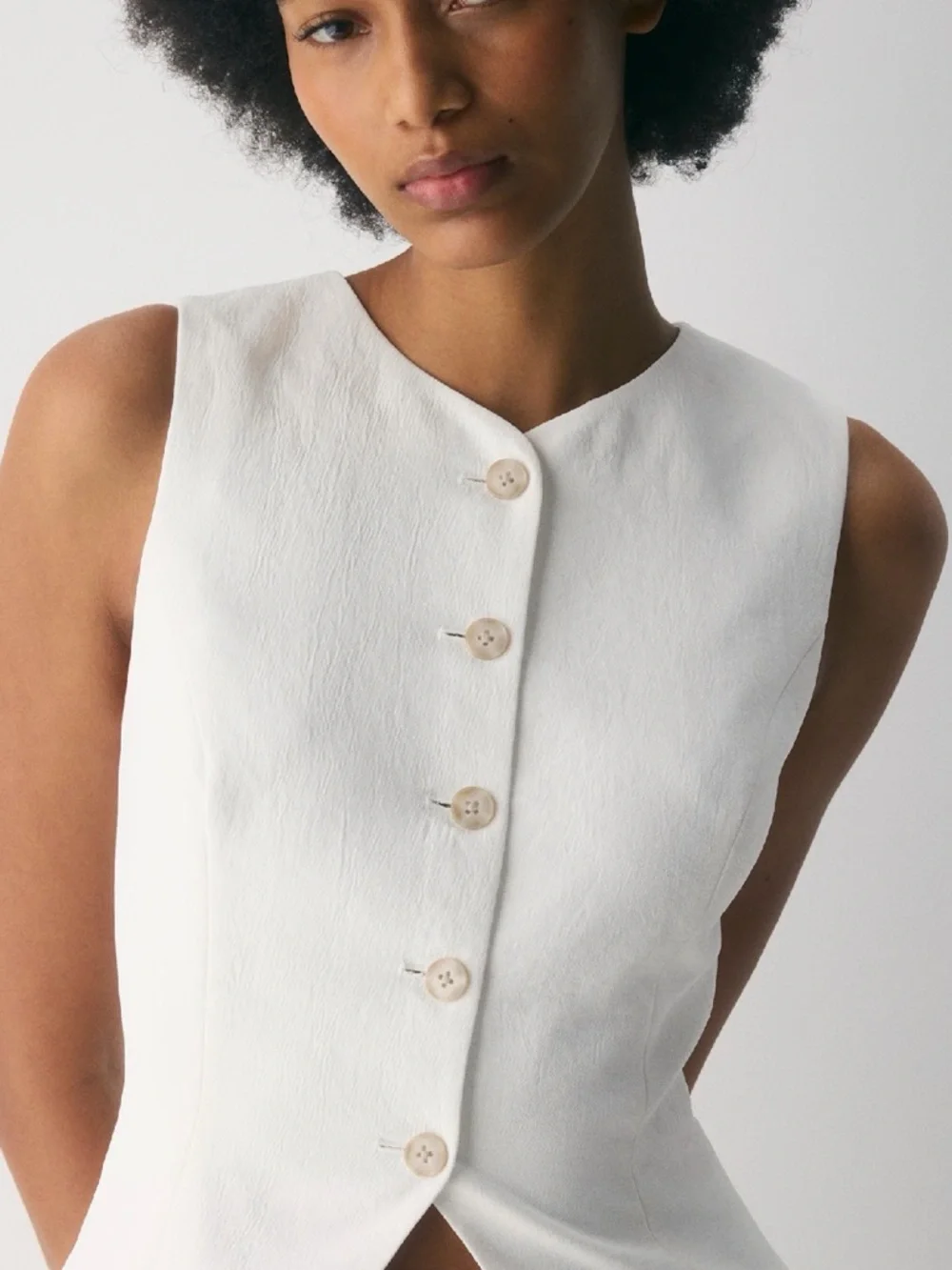 Sleeveless Cream Button-Front Tailored Top - Picture 3 of 4